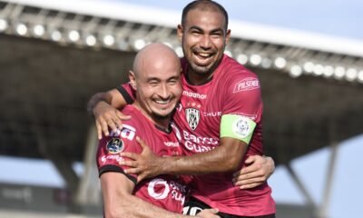 Carlos González celebrando su doblete con Junior Sornoza. Foto: API