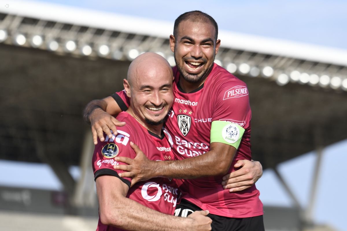 Carlos González celebrando su doblete con Junior Sornoza. Foto: API