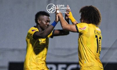 Erick Mendoza festeja el gol de Delfín en la Copa Ecuador. Foto: Ccopa Ecuador