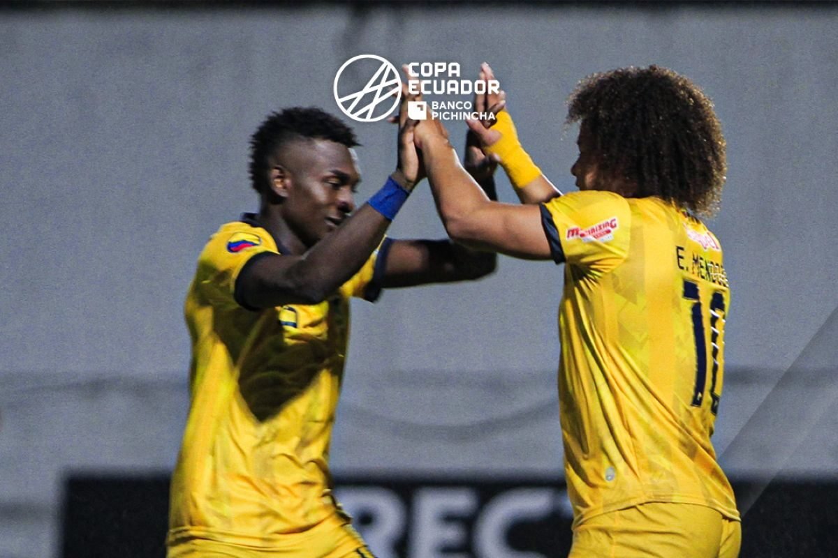 Erick Mendoza festeja el gol de Delfín en la Copa Ecuador. Foto: Ccopa Ecuador