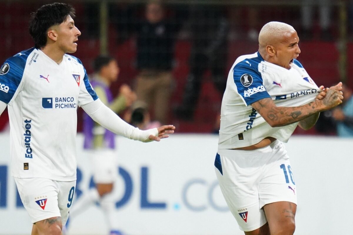 Alejandro Tobar y Deyverson, en el partido de Liga de Quito y Always Ready. Foto: API