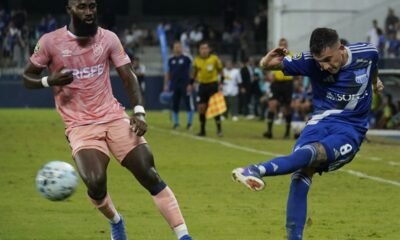 Everardo Rose, de Universidad Católica, marca a Gonzalo Napoli, de Emelec. Foto: API