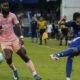 Everardo Rose, de Universidad Católica, marca a Gonzalo Napoli, de Emelec. Foto: API