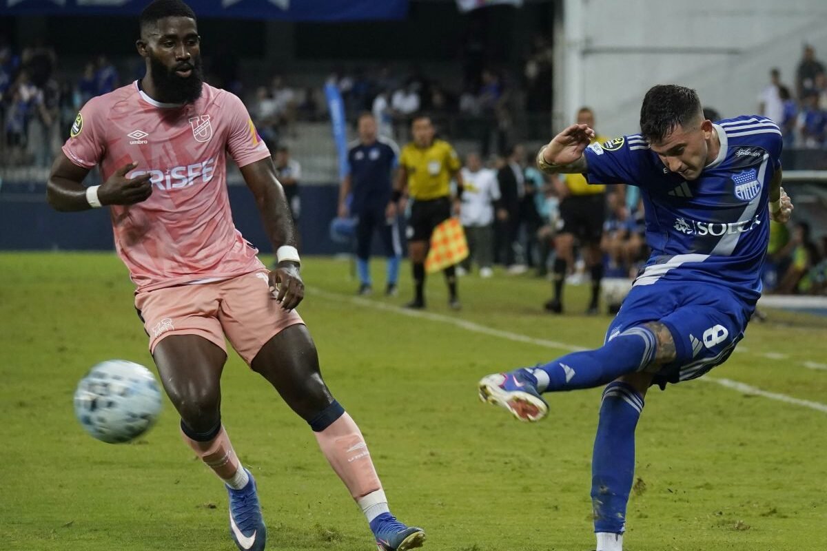 Everardo Rose, de Universidad Católica, marca a Gonzalo Napoli, de Emelec. Foto: API
