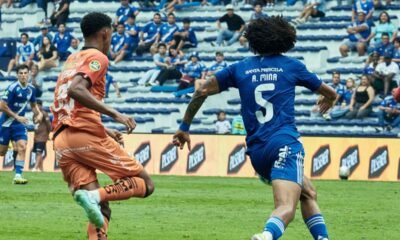 Ángelo Mina, de Emelec, ante un jugador de Libertad. Foto: Emelec