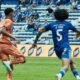 Ángelo Mina, de Emelec, ante un jugador de Libertad. Foto: Emelec