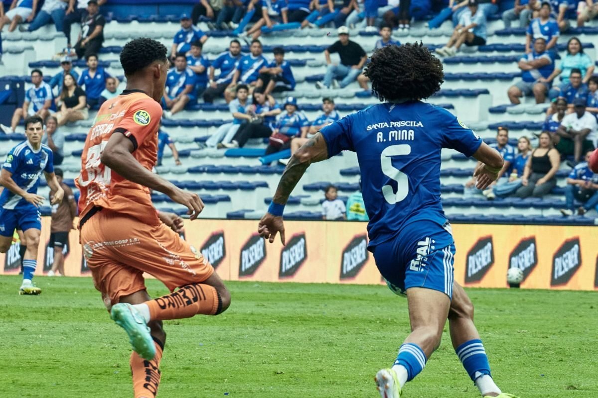 Ángelo Mina, de Emelec, ante un jugador de Libertad. Foto: Emelec