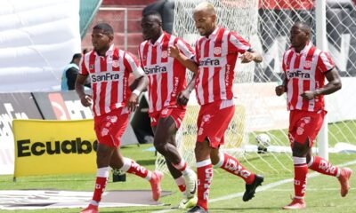 Luis Estupiñán celebra con sus compañeros el gol marcado ante el Delfín SC. Foto: API