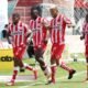 Luis Estupiñán celebra con sus compañeros el gol marcado ante el Delfín SC. Foto: API