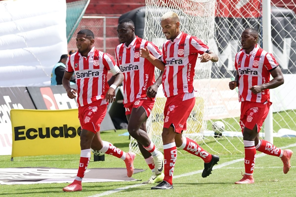 Luis Estupiñán celebra con sus compañeros el gol marcado ante el Delfín SC. Foto: API