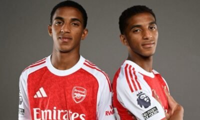 Edwin Quintero y Holger Quintero en la firma de contrato con el Arsenal. Foto: Arsenal