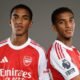 Edwin Quintero y Holger Quintero en la firma de contrato con el Arsenal. Foto: Arsenal