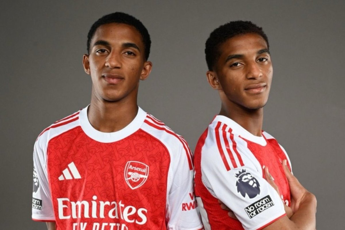 Edwin Quintero y Holger Quintero en la firma de contrato con el Arsenal. Foto: Arsenal