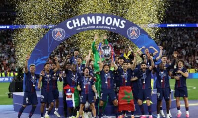 Los jugadores del PSG con el trofeo de la Champions League. Foto: Champions League