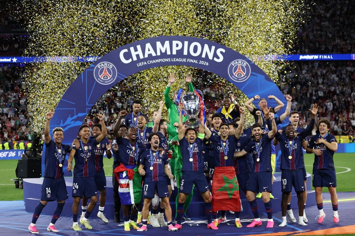Los jugadores del PSG con el trofeo de la Champions League. Foto: Champions League