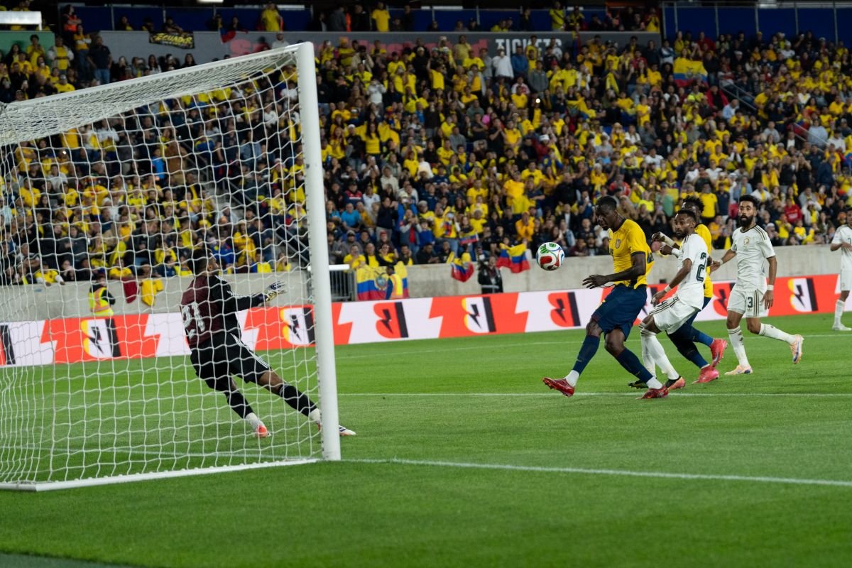 Jackson Porozo anota el gol de Ecuador ante Arabia Saudita en New Jersey. Foto: La Tri
