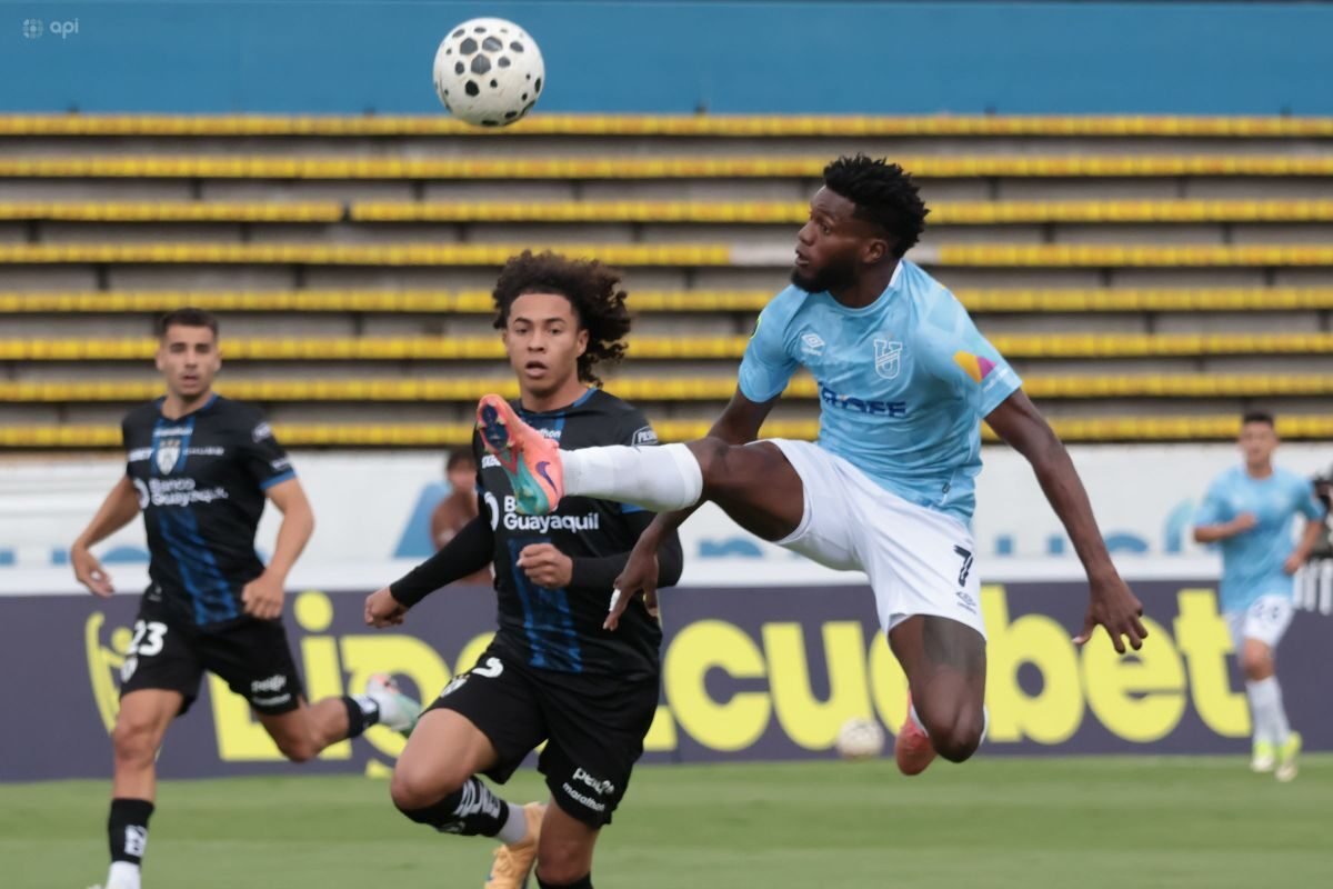 José Fajardo, de Universidad Católica, con Andy Velasco, de Independiente del Valle. Foto: API