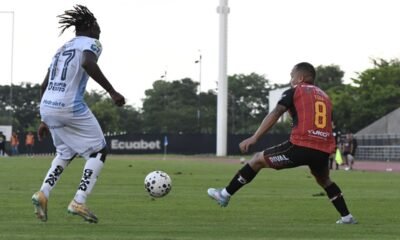 Junior Ayoví, de Guayaquil City, ante Édison Vega, del Deportivo Cuenca. Foto: API