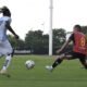 Junior Ayoví, de Guayaquil City, ante Édison Vega, del Deportivo Cuenca. Foto: API