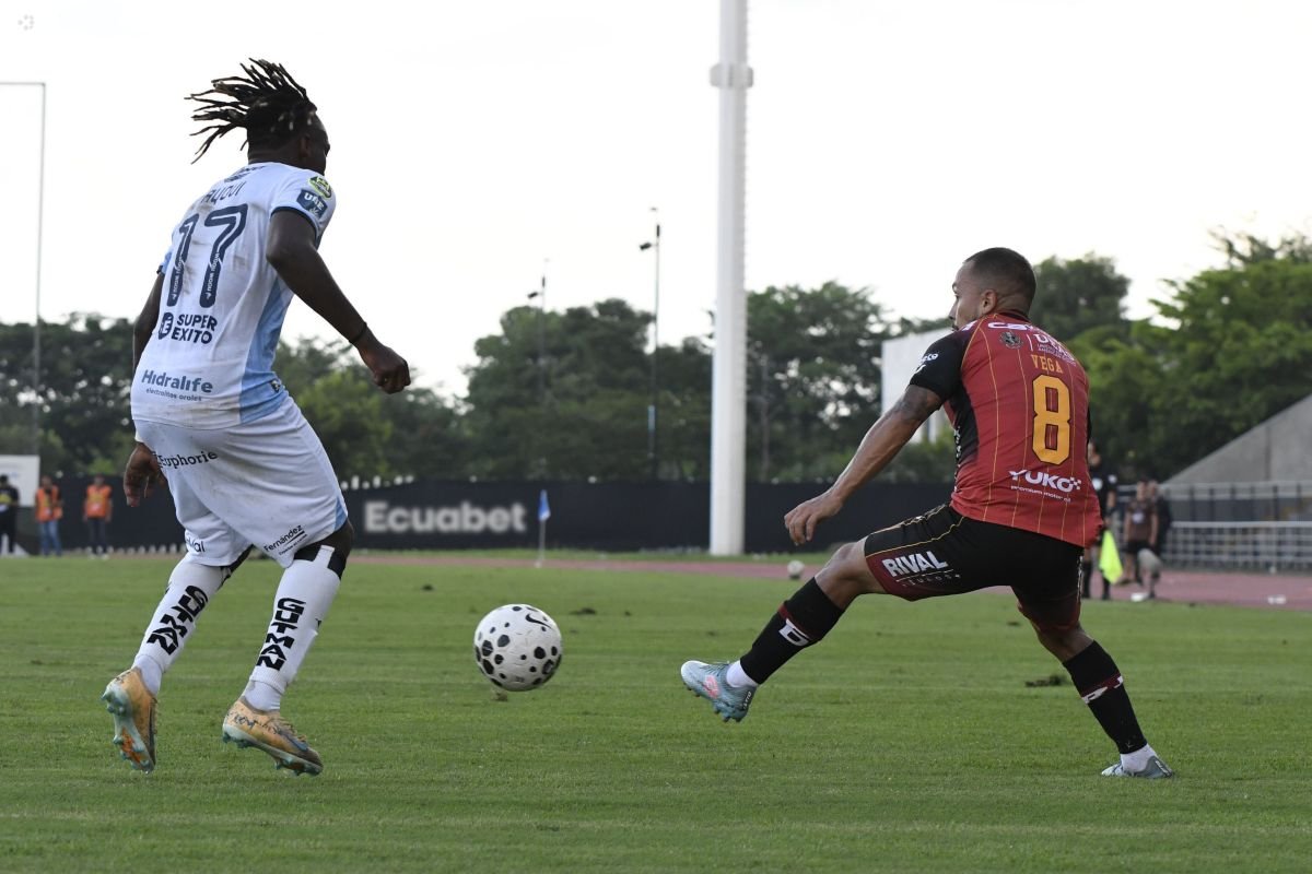 Junior Ayoví, de Guayaquil City, ante Édison Vega, del Deportivo Cuenca. Foto: API