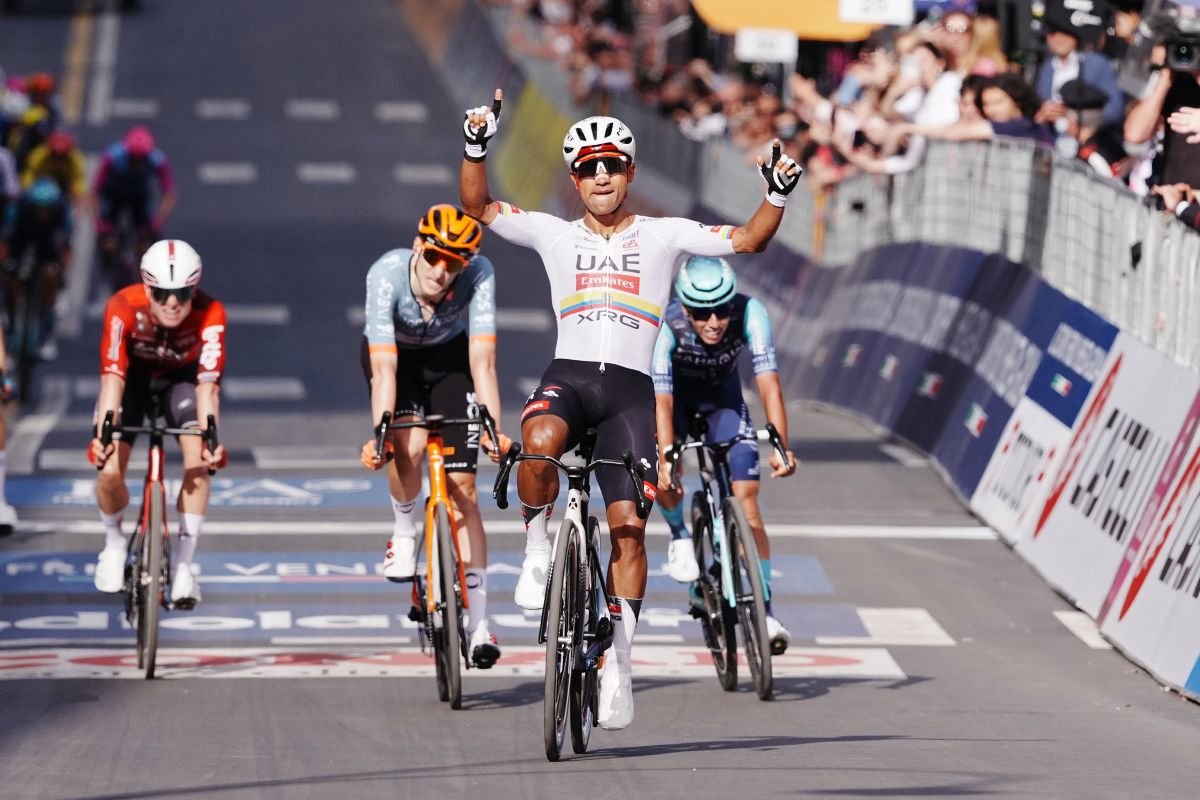 Jhonatan Narváez celebra al llegar a la meta. Foto: Giro de Italia