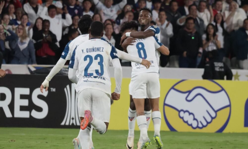 Los jugadores de Liga de Quito celebran un gol ante Lanús. Foto: API