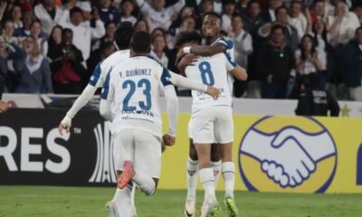 Los jugadores de Liga de Quito celebran un gol ante Lanús. Foto: API