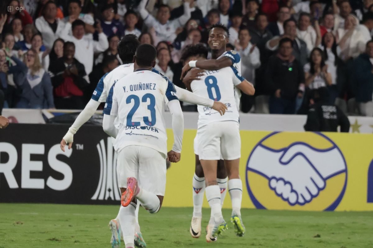 Los jugadores de Liga de Quito celebran un gol ante Lanús. Foto: API