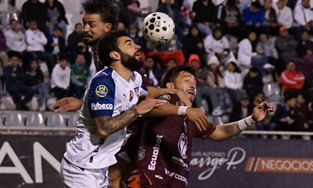 Gian Allala, de Liga de Quito, ante jugadores de Mushuc Runa. Foto: API