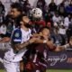 Gian Allala, de Liga de Quito, ante jugadores de Mushuc Runa. Foto: API