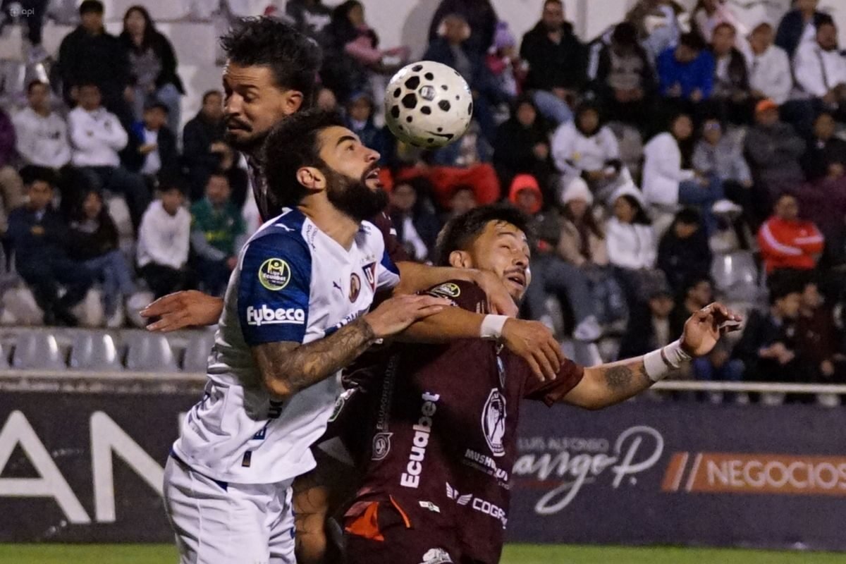 Gian Allala, de Liga de Quito, ante jugadores de Mushuc Runa. Foto: API