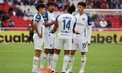 José Quintero, Jesús Pretell, Luis Segovia y Gabriel Villamil conversan en el campo de juego del estadio Rodrigo Paz. Foto: API