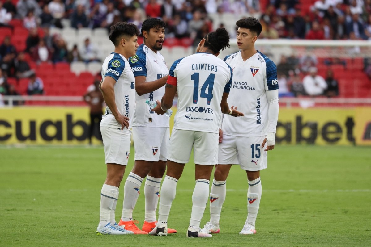 José Quintero, Jesús Pretell, Luis Segovia y Gabriel Villamil conversan en el campo de juego del estadio Rodrigo Paz. Foto: API