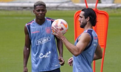 Leonardo Campana y Nilson Angulo en un entrenamiento de La Tri en Guayaquil. Foto: API