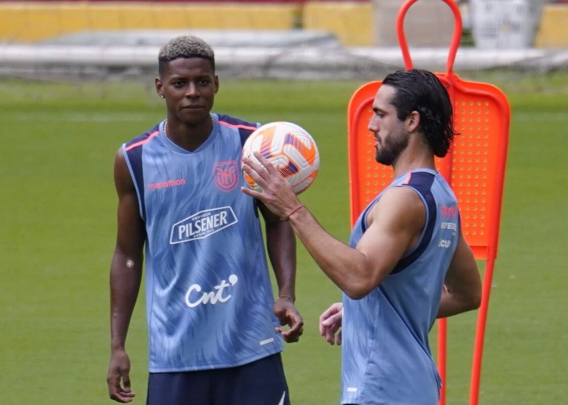 Leonardo Campana y Nilson Angulo en un entrenamiento de La Tri en Guayaquil. Foto: API