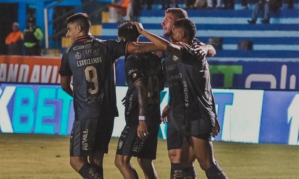 Los jugadores del Deportivo Cuenca celebran el gol de David González. Foto: D. Cuenca