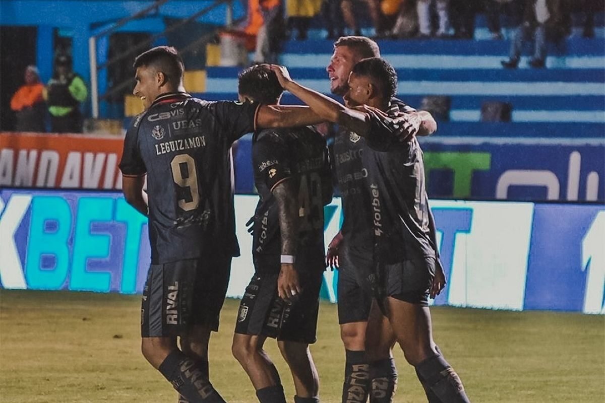 Los jugadores del Deportivo Cuenca celebran el gol de David González. Foto: D. Cuenca