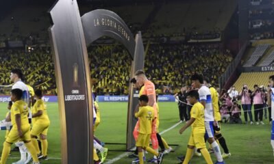 Barcelona SC y Universidad Católica saltan a la cancha previo a jugar por Copa Libertadores. Foto: API