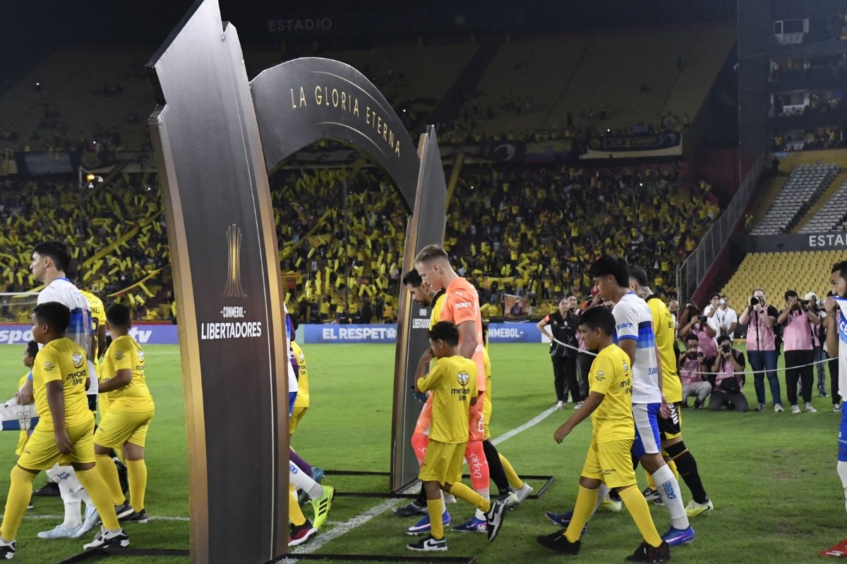 Barcelona SC y Universidad Católica saltan a la cancha previo a jugar por Copa Libertadores. Foto: API