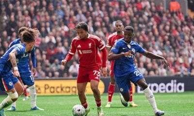 Moisés Caicedo, de Chelsea, se acerca a Rio Ngumoha, de Liverpool. Foto: Liverpool FC