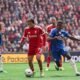 Moisés Caicedo, de Chelsea, se acerca a Rio Ngumoha, de Liverpool. Foto: Liverpool FC