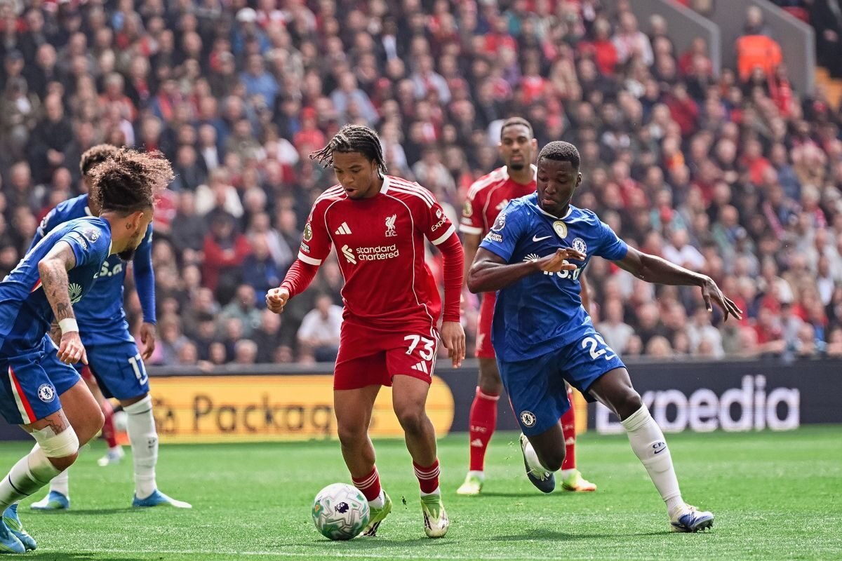 Moisés Caicedo, de Chelsea, se acerca a Rio Ngumoha, de Liverpool. Foto: Liverpool FC