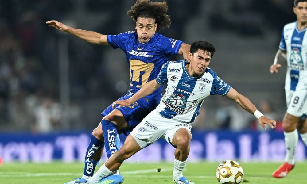 Adalberto Carrasquilla, de Pumas, con Elías Montiel, de Pachuca. Foto: Liga MX