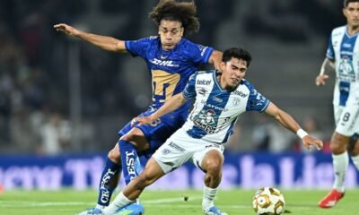 Adalberto Carrasquilla, de Pumas, con Elías Montiel, de Pachuca. Foto: Liga MX