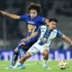 Adalberto Carrasquilla, de Pumas, con Elías Montiel, de Pachuca. Foto: Liga MX