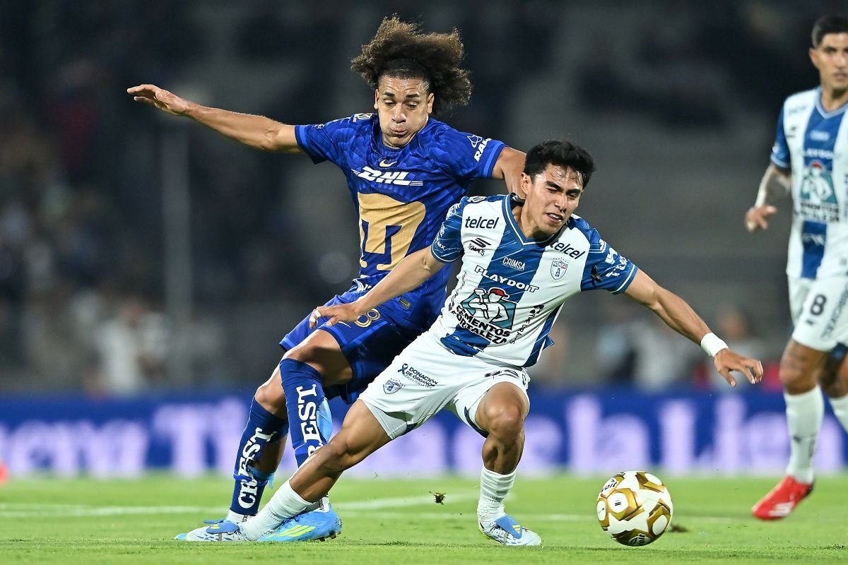 Adalberto Carrasquilla, de Pumas, con Elías Montiel, de Pachuca. Foto: Liga MX