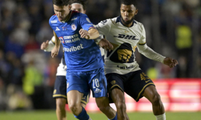 Pedro Vite disputa una pelota ante Cruz Azul. Foto: Pumas