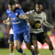 Pedro Vite disputa una pelota ante Cruz Azul. Foto: Pumas