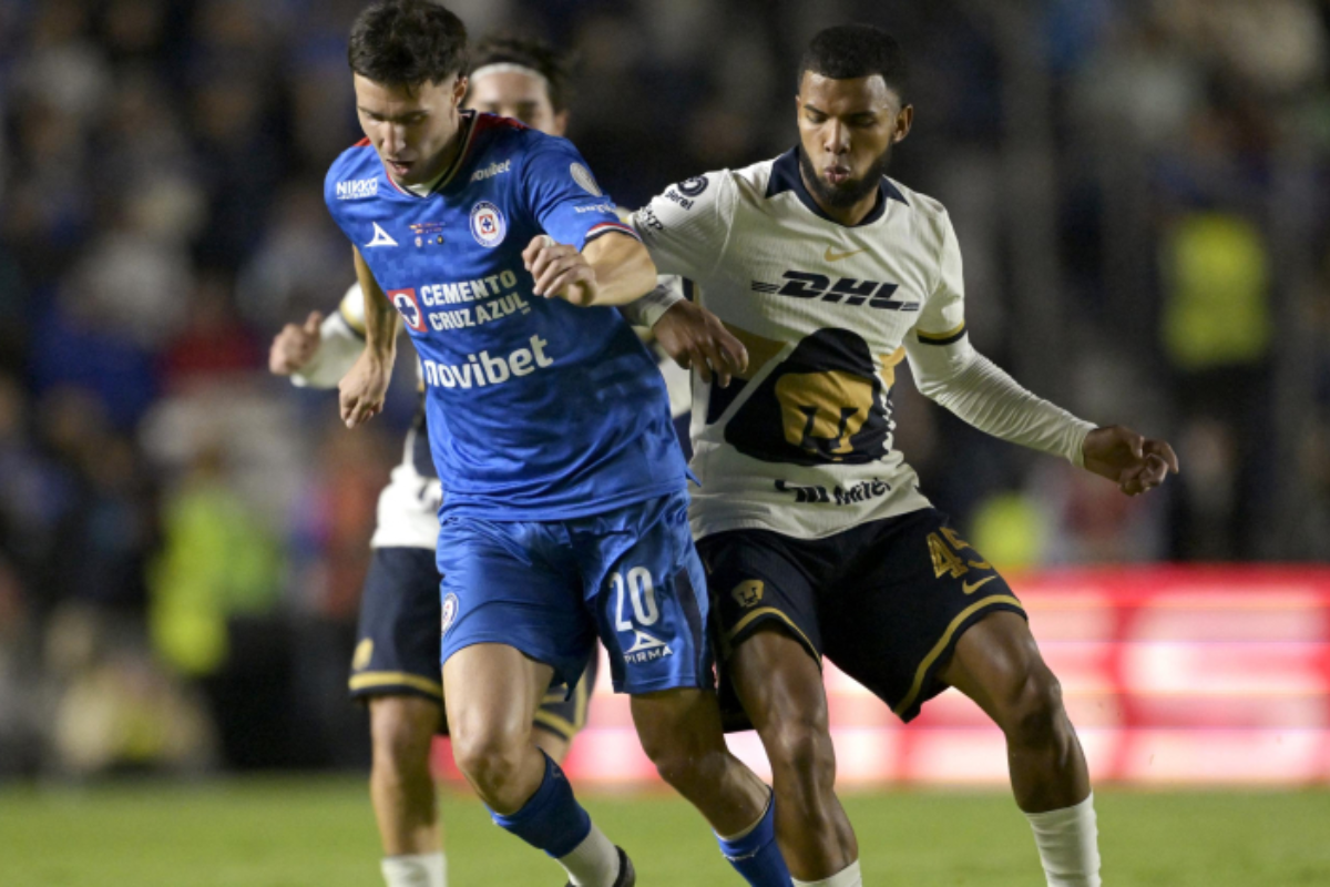 Pedro Vite disputa una pelota ante Cruz Azul. Foto: Pumas