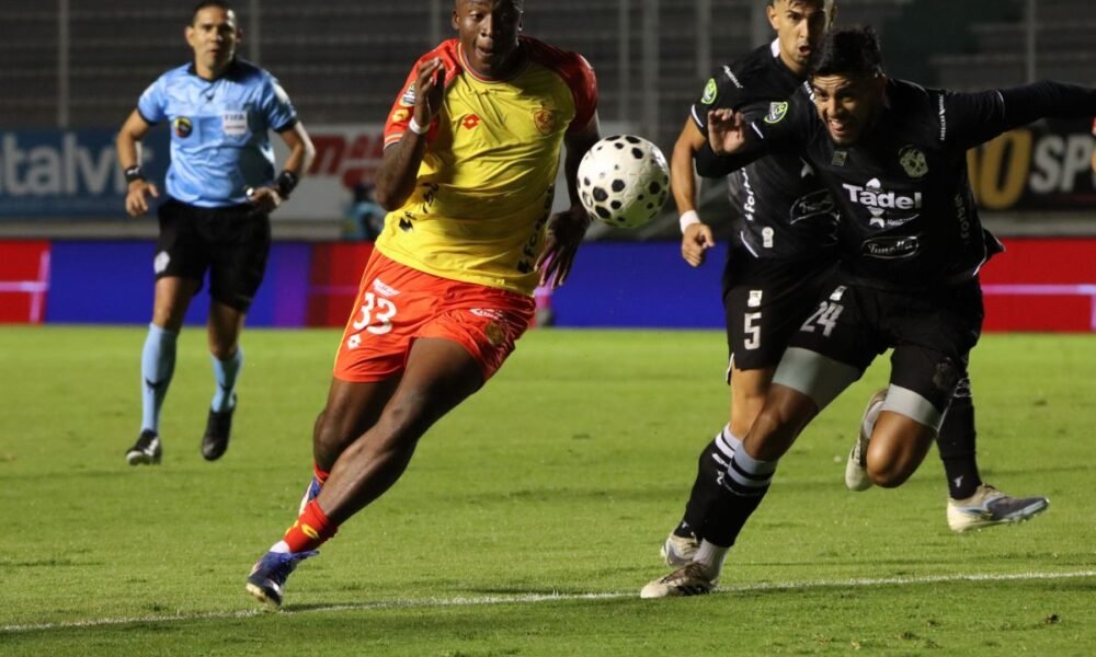 Snayder Porozo anotó dos goles para Aucas, ante Manta. Foto: API